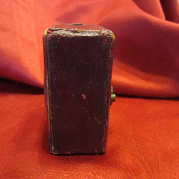 UNIQUE VTG CLOCK IN SQUARE LEATHER BOX, WIND-UP - Picture 2 of 6